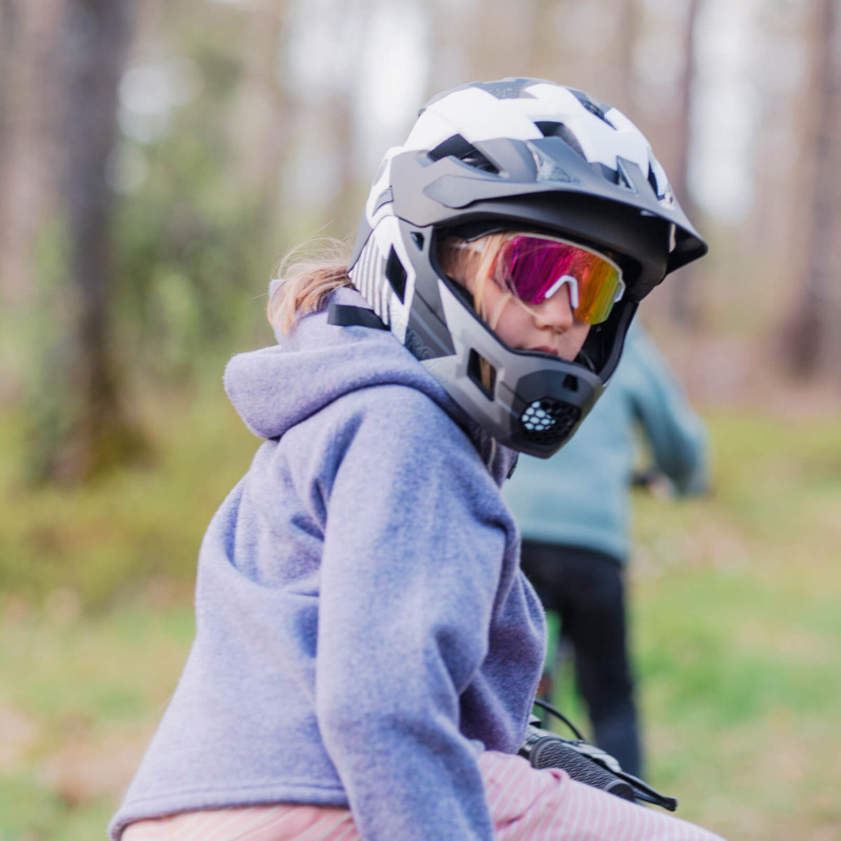 ROCKBROS Kinderhelm BMX MTB Helm mit Abnehmbarem Kinnschutz und Krempe