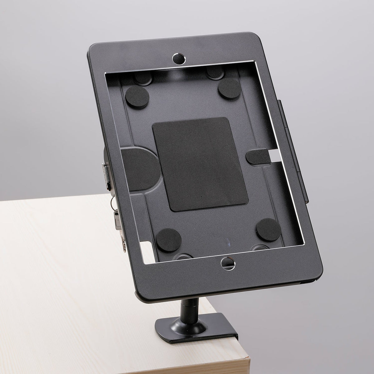 SYSTEM-S Stangen Halterung mit Schloss Befestigung aus Metall Schwarz für iPad Pro 10,5" - DREIKS