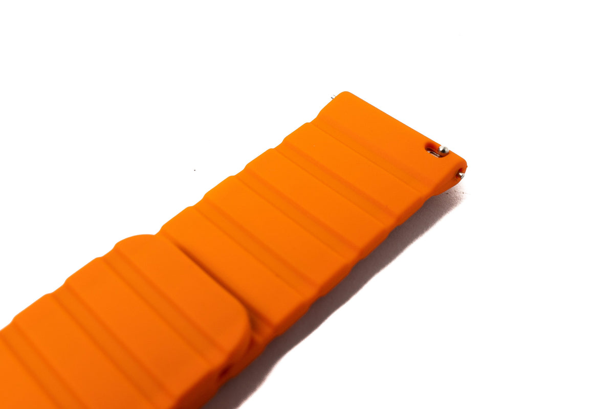 SYSTEM-S 22 mm silicone magnetic strap for Samsung Galaxy Watch 5 4 in orange