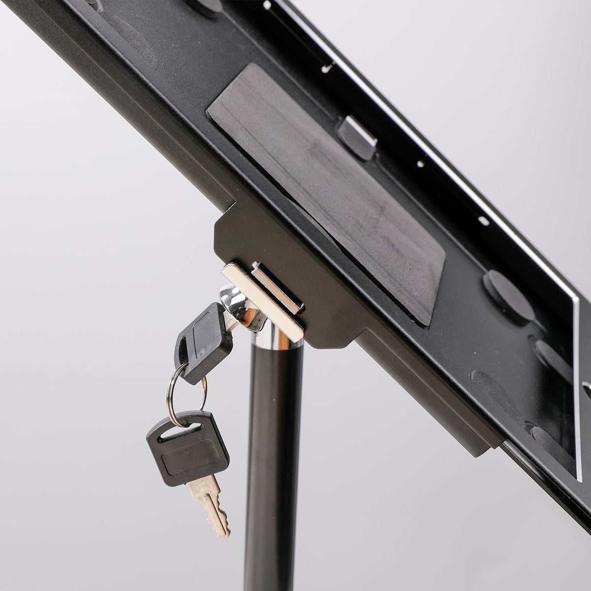 SYSTEM-S Stangen Halterung mit Schloss Befestigung aus Metall in Schwarz für iPad Pro 11" - DREIKS