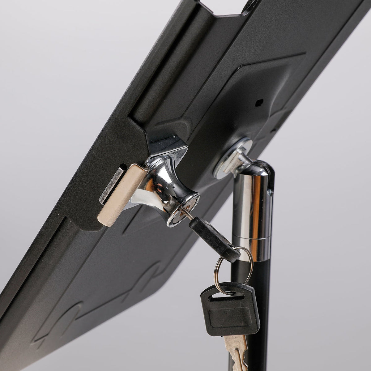 SYSTEM-S Stangen Halterung mit Schloss Befestigung aus Metall Schwarz für iPad Pro 10,5" - DREIKS