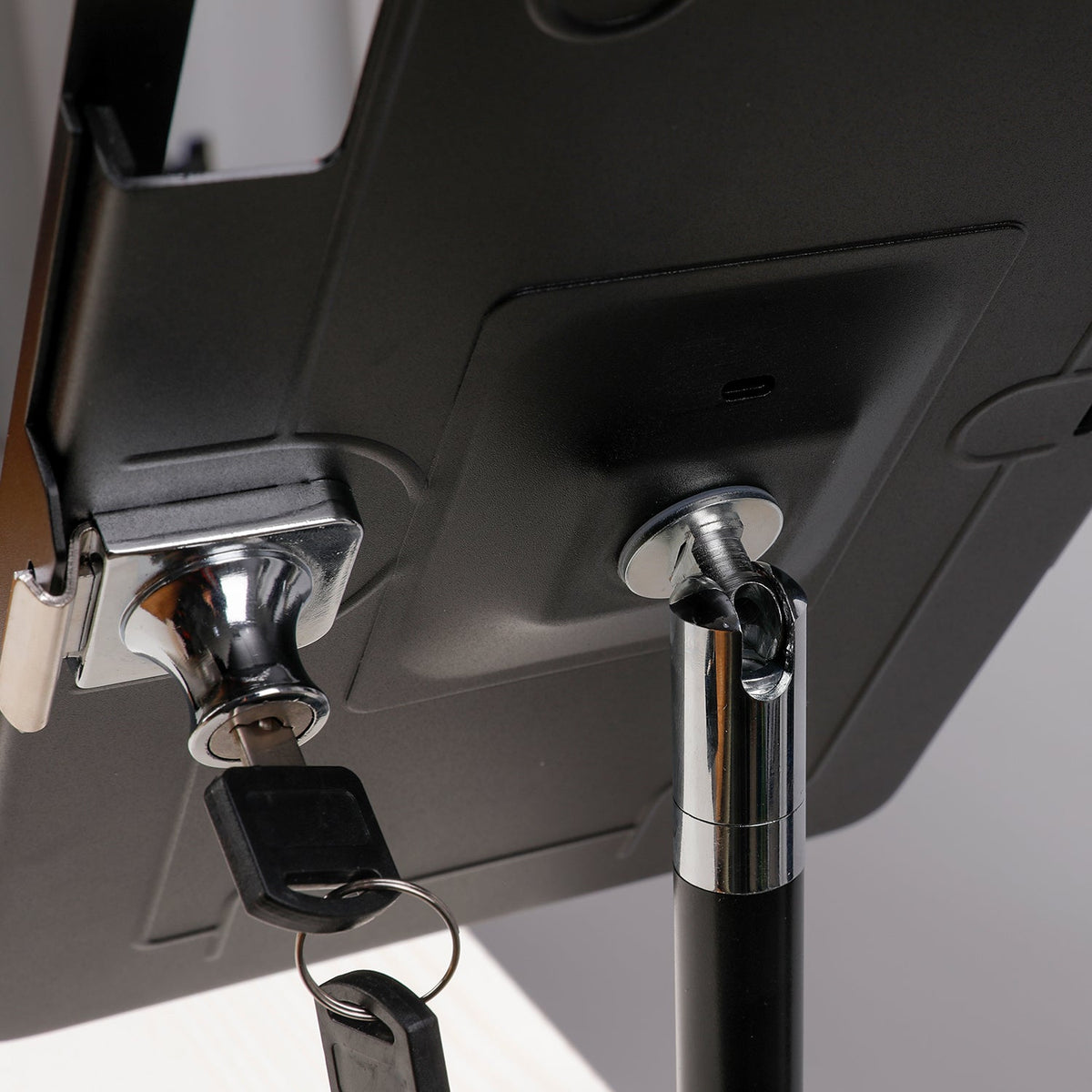 SYSTEM-S Stangen Halterung mit Schloss Befestigung aus Metall Schwarz für iPad Pro 10,5" - DREIKS